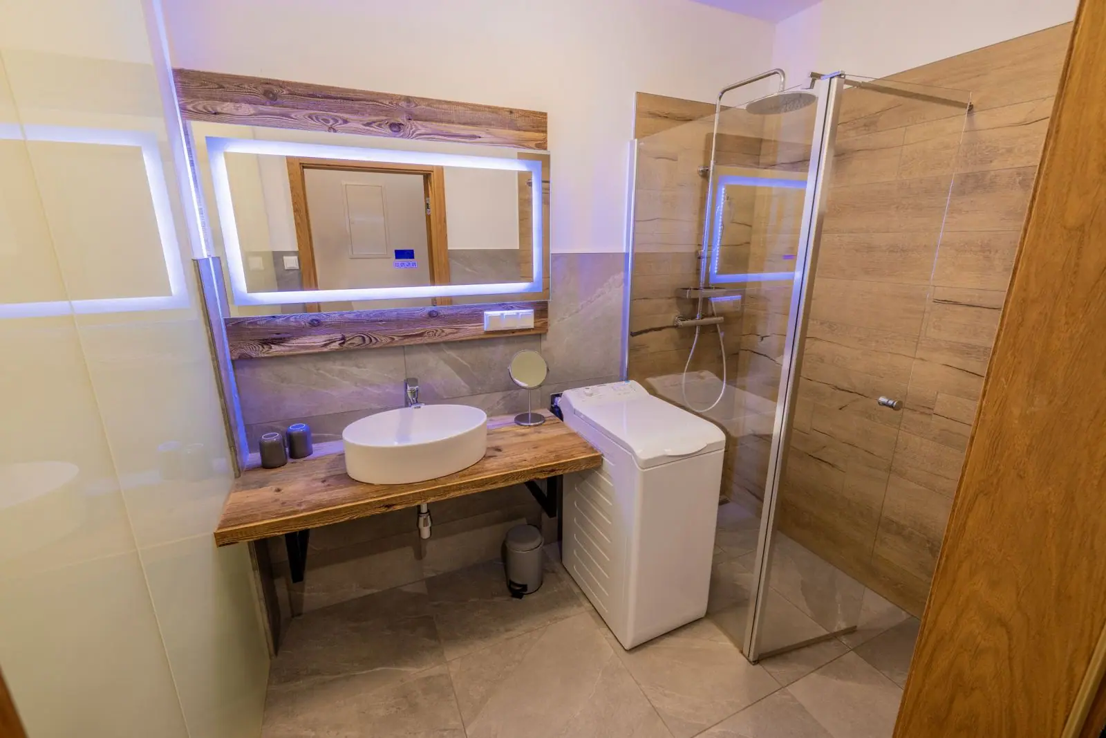 Moderne badkamer met inloopdouche en verlichte spiegel