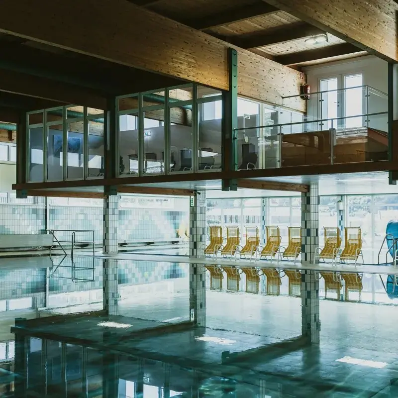 Overdekt zwembad van Murau met 25-meterbad, ligstoelen en houten plafond