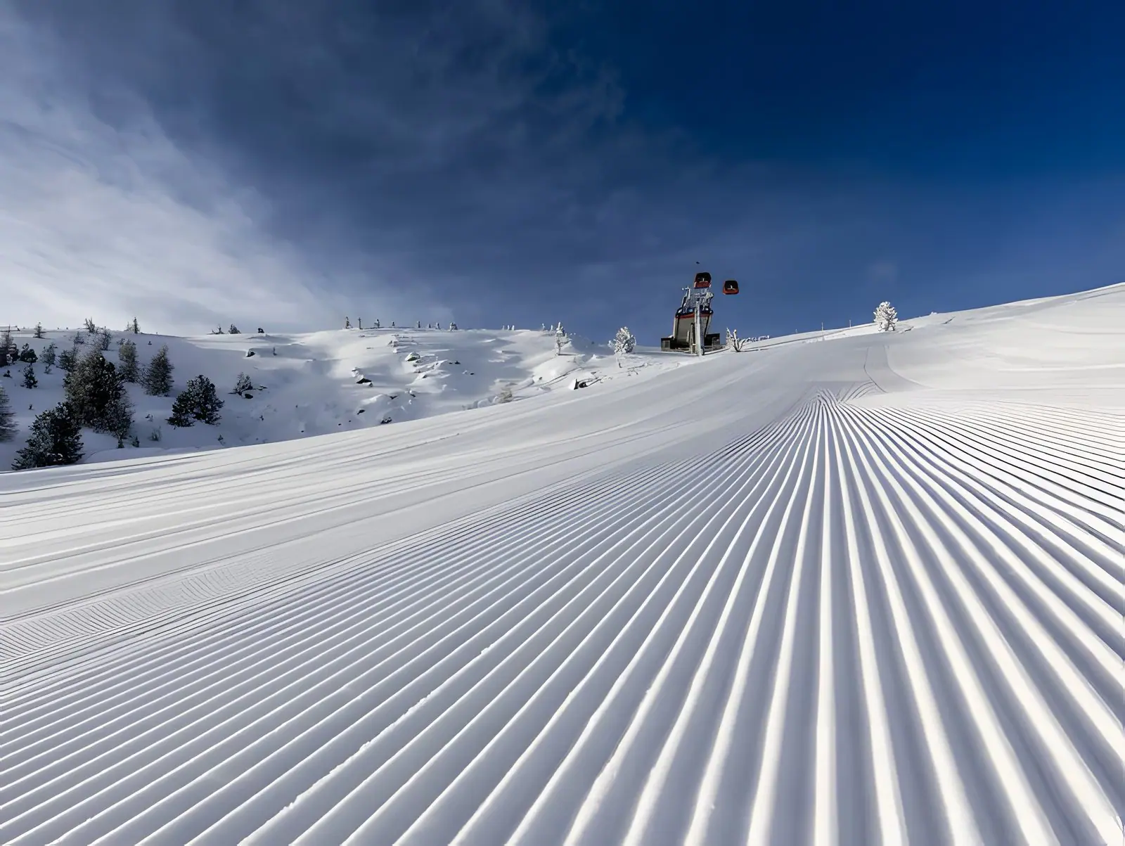 Pas geprepareerde piste aan de Kreischberg onder een blauwe lucht
